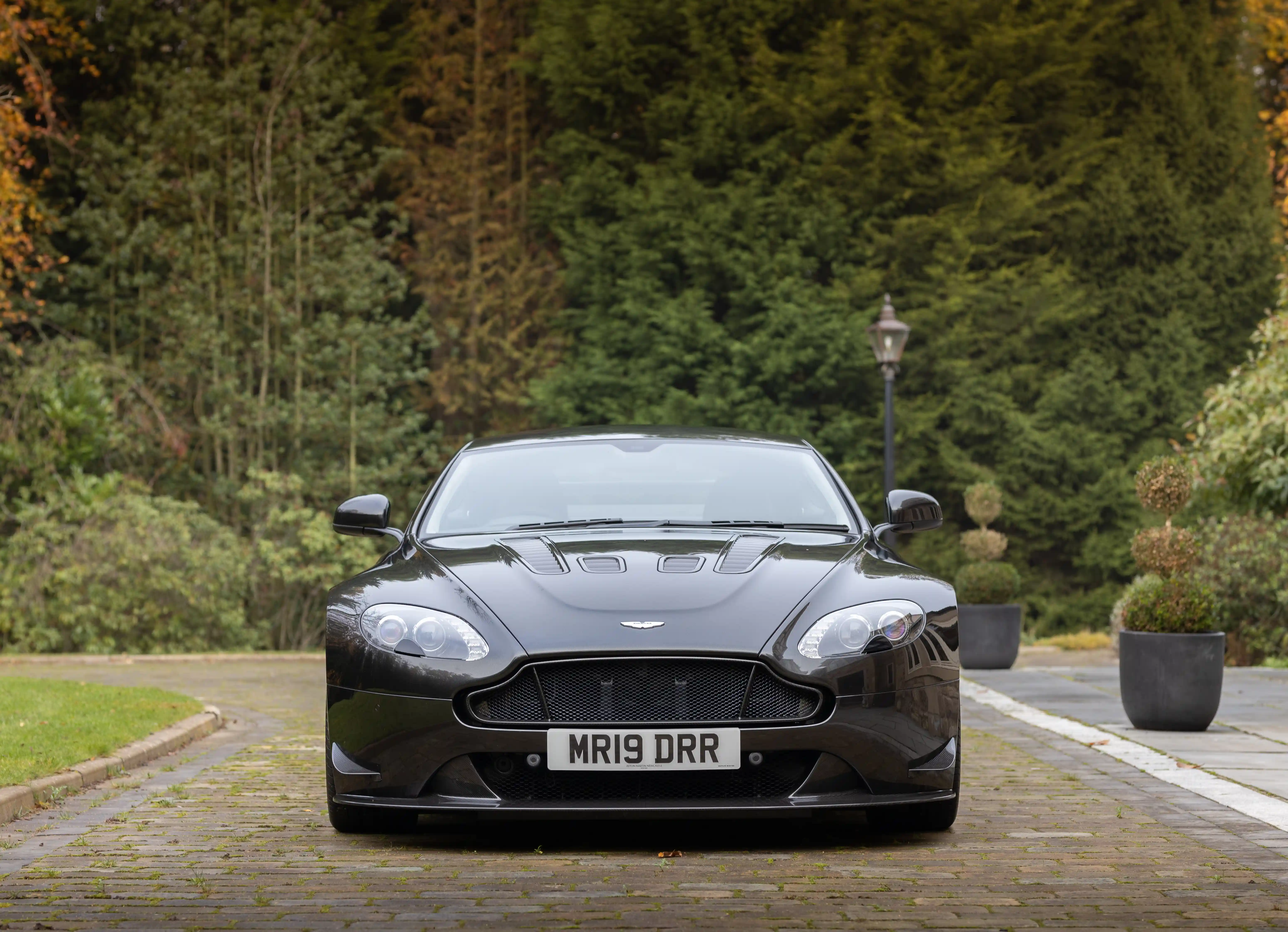 Aston Martin V12 Vantage S detail 3
